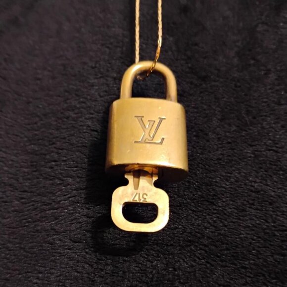 Louis Vuitton gold tone brass lock and key on 18" chain #317 - Picture 3 of 5